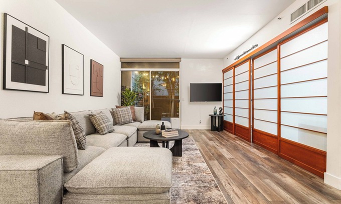 Downtown Los Angeles Condo | Spacious 2 Bedroom Condo in DTLA, Large Private Patio, Pets Welcomed