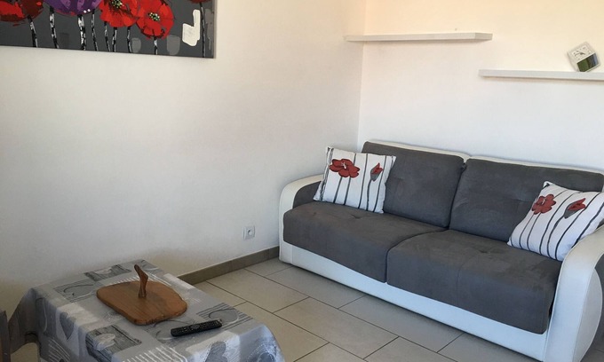 La Londe-les-Maures Apartment | Spacious 2* air-conditioned T2 apartment between the Mediterranean and the Massif des Maures