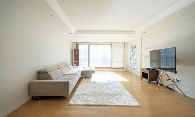 Apgujeong Apartment | Spacious 2bdr 2bth Room in Gangnam 105m2