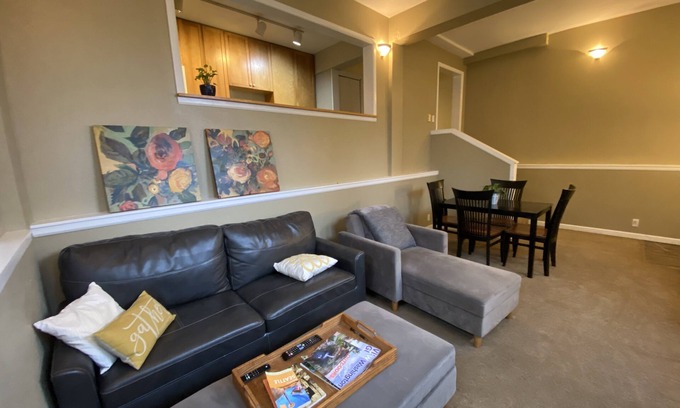Seattle Apartment | Spacious 2Bdrm walkable to UW, Shopping and More