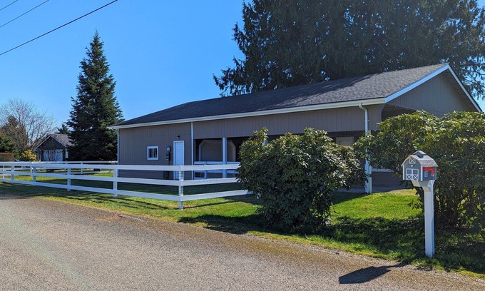East Olympia House | Spacious 2BR house. Pet friendly with fenced yard. Outdoor covered patio.