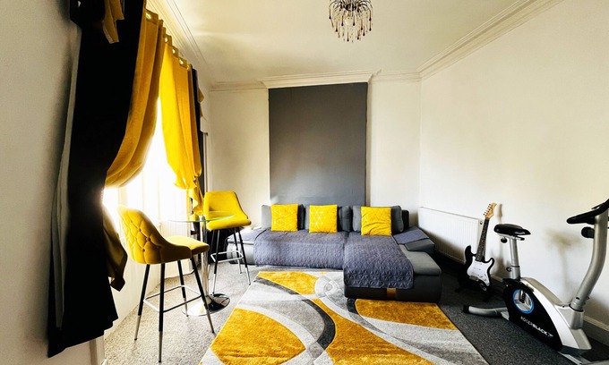 Cowdenbeath Apartment | Spacious 3 Bedrooms Entire Apartment - Self Check in/out - Perfect for 8 Guests