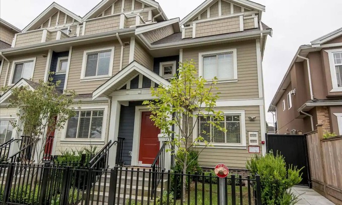 Kensington-Cedar Cottage House | Spacious 3 BR/2.5 bath townhouse + A/C + secure parking