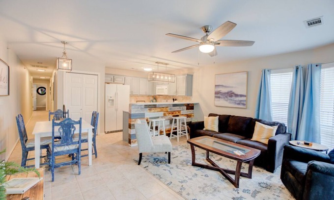 New Braunfels Condo | Spacious 3 BR River Access Pools Hot Tubs 2 min to Schlitterbahn Tubing