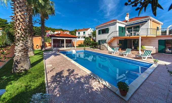 Sumartin Villa | Spacious 3-BR Villa for 6+2 with pool, close to pebbly beaches