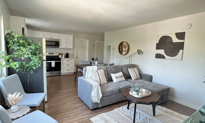 Los Angeles House | Spacious 3BR/2BA Near DTLA Dodgers & Crypto Arena Minutes Away