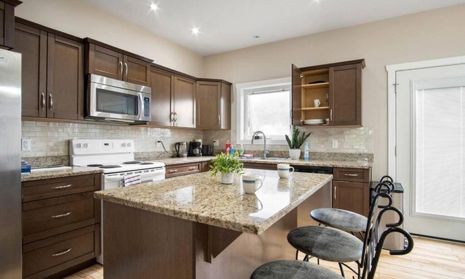 Saskatoon House | SPACIOUS 3BR 2STOREY SUITE CNTRLY LCTD IN THE CITY