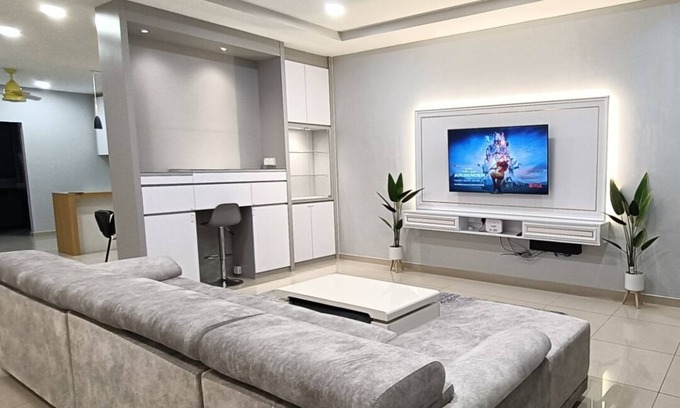 Kluang House | Spacious 4-bedroom house in cool Kluang, Johor with AC, WiFi, NETFLIX, autogate