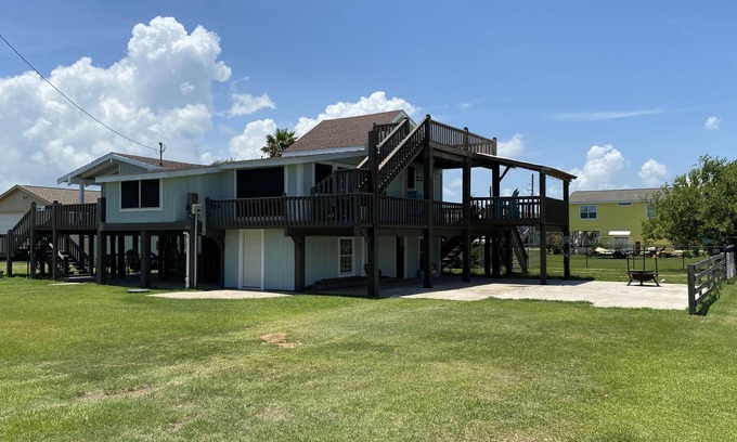 Crystal Beach Cottage | Spacious 4 bdr house w/RV hookup, on beach access road