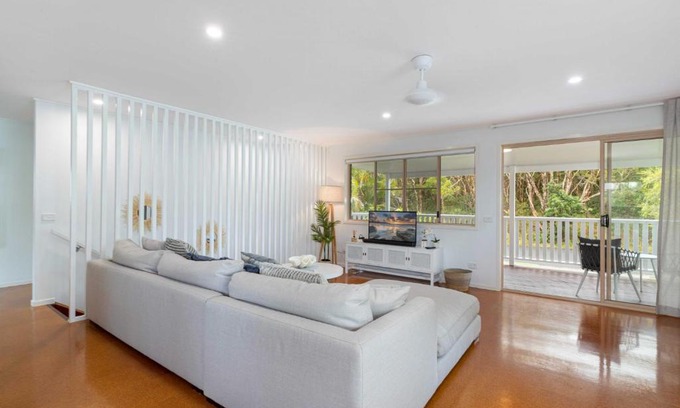 Shelly Beach House | Spacious 4-Bed House Metres from Beach