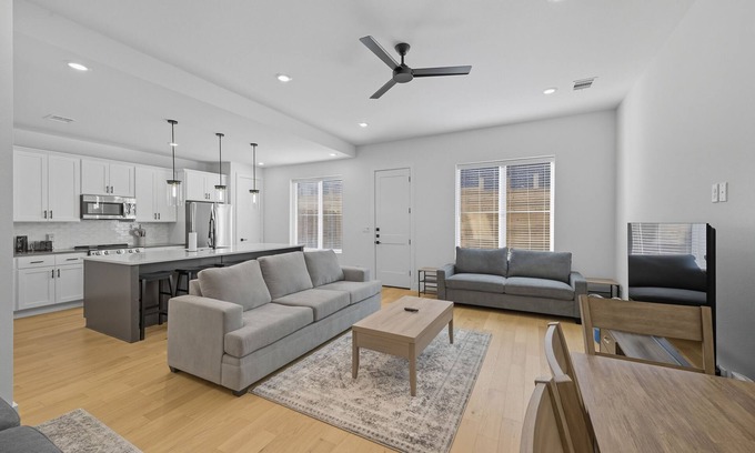 Quail Run Estates House | Spacious 4 Bed 4.5 Bath Sleeps 16 guests College Station - 2 miles to Kyle Field