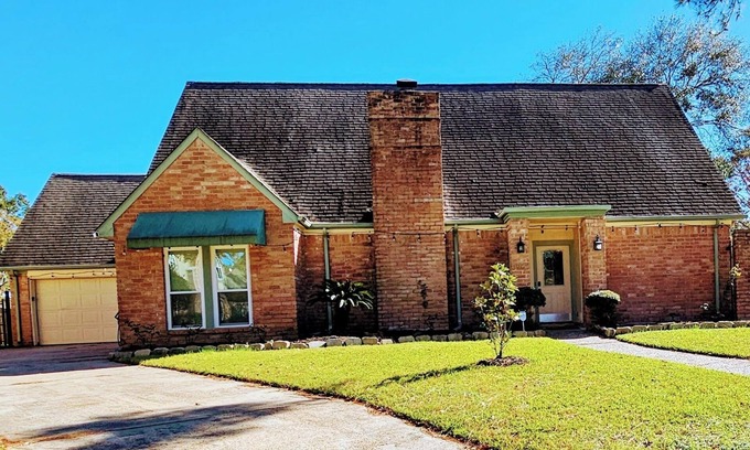 Spring House | Spacious 4-bedroom 2-bath POOL HOUSE fully fenced
