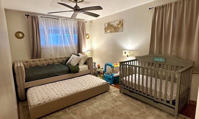 Glenview House | Spacious 4-bedroom house, Free parking, close to O'hare