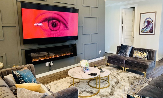 Clodine House | Spacious 4-bedroom With Movie Room and Pool Table