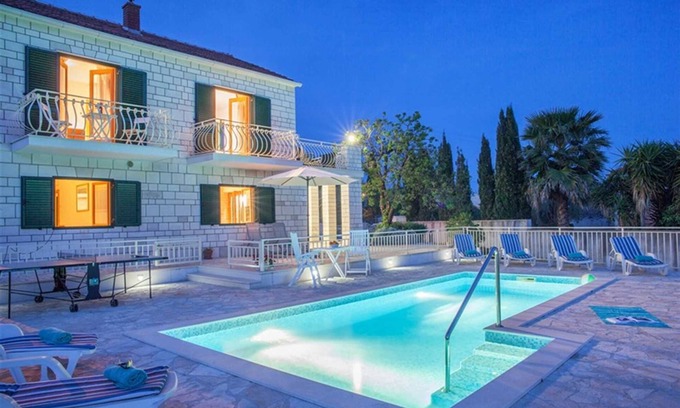 Sumartin Villa | Spacious 4-BR Villa for 8, close to beaches, with private pool