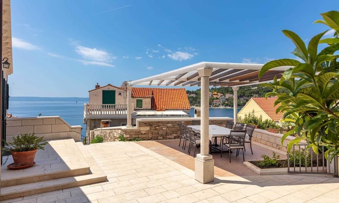 Sumartin Villa | Spacious 4-BR Villa for 8+2 near the beach, with private pool