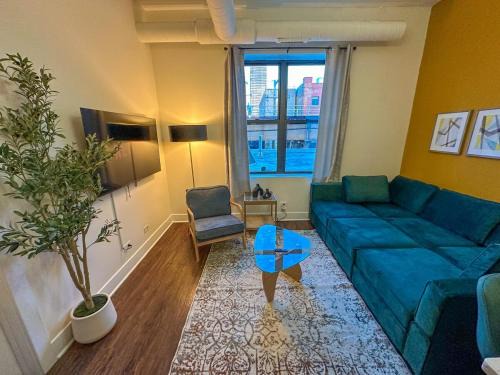 Near South Side Apartment | Spacious 420 friendly 3BR in South Loop Near McCormick Place, Grant Park and Soldier Field with Optional Parking