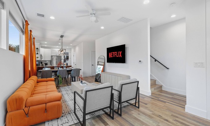 University Hills and Windsor Park House | Spacious 4BD Stay, 5 Mins to DT, Stunning Location!