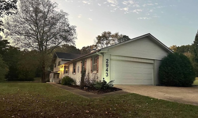 Jackson House | Spacious 4BR & 3BA, Sleeps 12 - 2900 Sq Ft