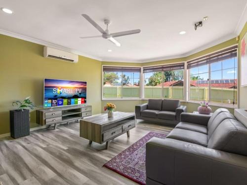 Forest Lake House | Spacious 4BR family retreat near mall at Forest Lake