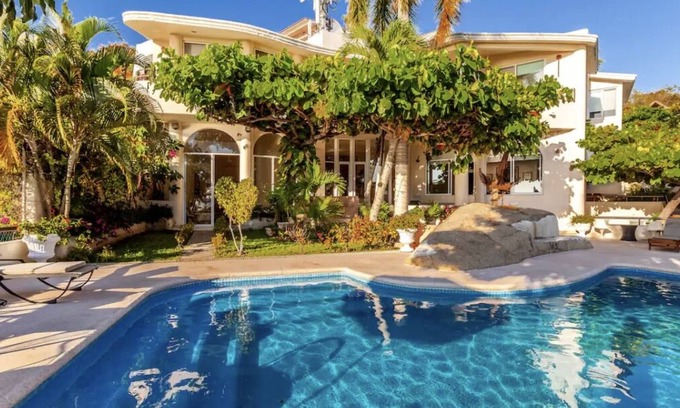 Acapulco Villa | Spacious 5-bedroom villa in fabulous Acapulco de Juárez with WiFi, Pool, Chef!