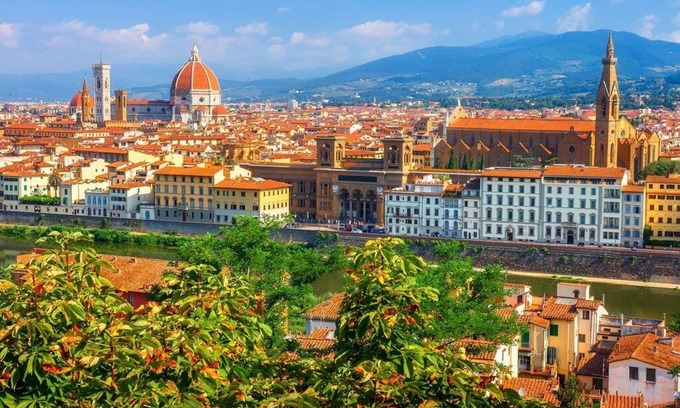 Santissima Annunziata Apartment | Spacious 5-bedroom apartment in charming Firenze with AC