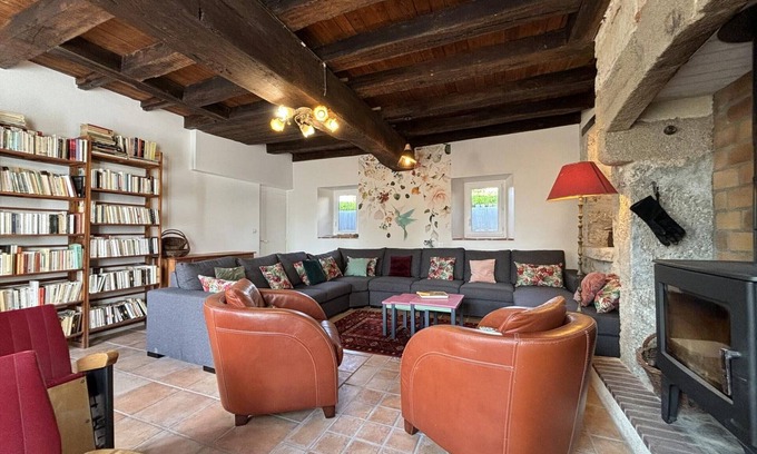 Trezelles Cottage | Spacious 5-Bedroom Family Home with Garden, Games, and Free Wi-Fi