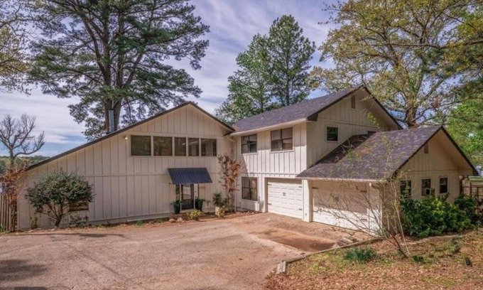 Gladewater House | Spacious 5-bedroom house with AC, WiFi in charming Gladewater
