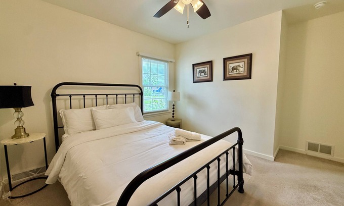 Green Acres House | Spacious 5-bedroom house in peaceful Tonawanda with WiFi, AC