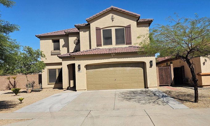 Maryvale House | Spacious 5-bedroom house 3 min from Cardinals Stadium and West Gate shopping