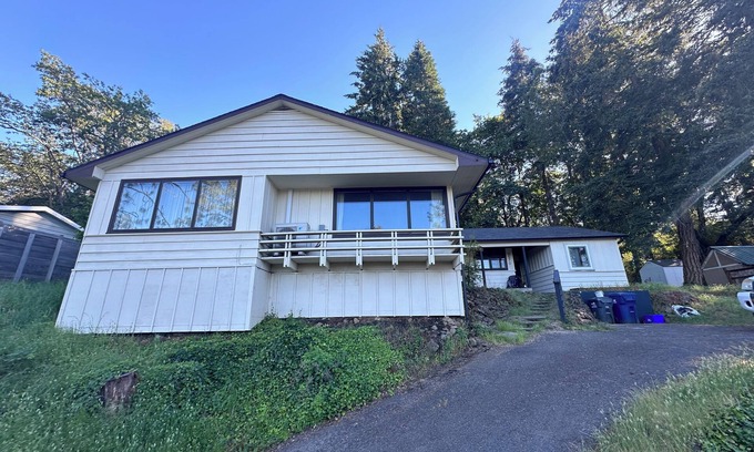 Southeast Eugene House | Spacious 5-bedroom house with AC, WiFi in welcoming south Eugene neighborhood.
