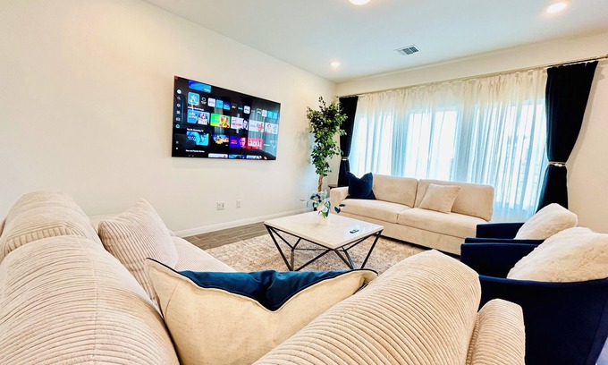 Manor House | Spacious 5-bedroom house with WiFi and AC in delightful Manor