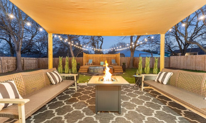Austin House | Spacious 5-bedroom in wonderful South Austin with Cowboy pool and sun deck!
