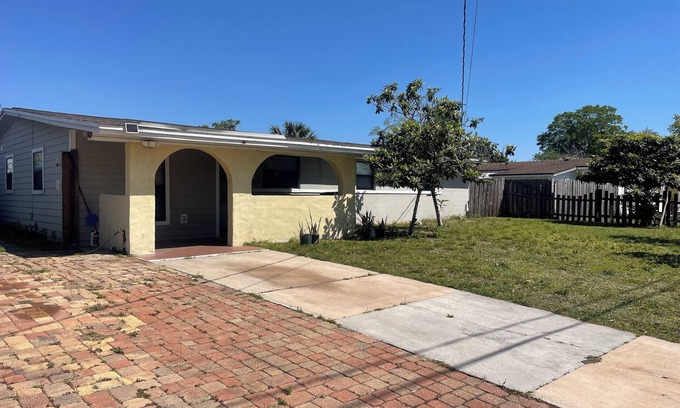 Sandalwood House | Spacious 5-bedroom house in amazing Jacksonville with AC, WiFi