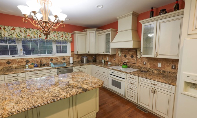 Martinsville House | Spacious 5-bedroom house with WiFi and AC in charming Martinsville