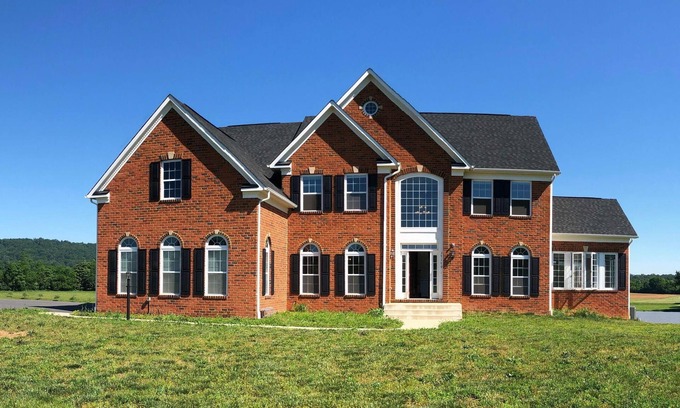 Purcellville House | Spacious 5-bedroom Lakefront View Home