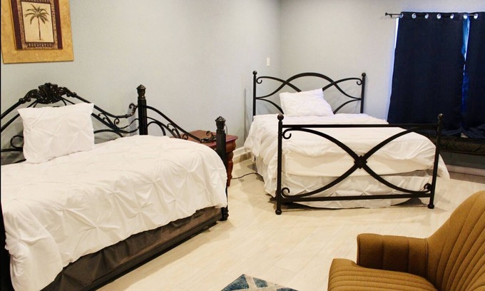 Heritage House | Spacious 5-bedroom house in San Antonio Comfort with AC, WiFi, SeaWorld Area