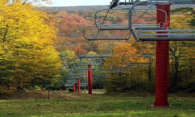 Mancelona Condo | Spacious 5 beds,2 full baths Golf, ski, Sleeps 6, KING bed, Wi-Fi close to Lakes