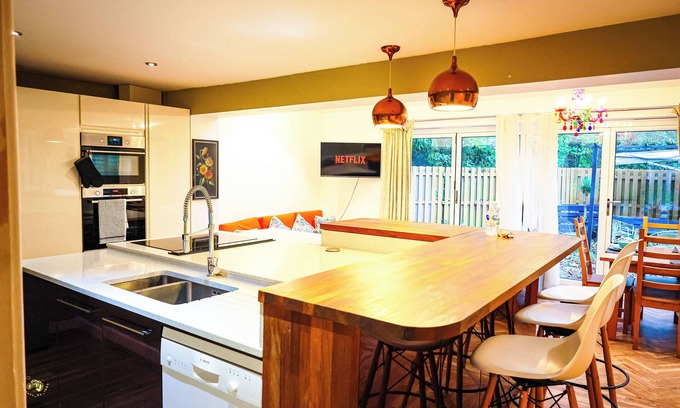 Staple Hill House | Spacious 6 Bed House, 10 Minutes from Centre with Parking, Ideal for Contractors