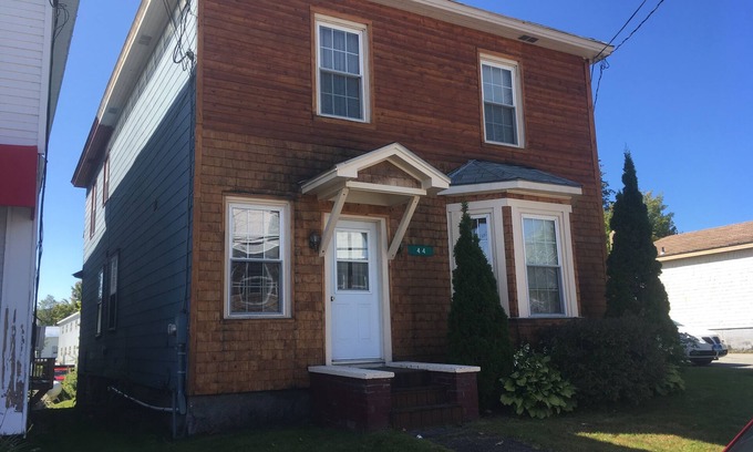 Brighton House | Spacious 6-bedroom house with WiFi and AC in wonderful Island Pond.