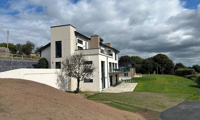 Woodstown House | Spacious 6-bedroom house with WiFi, AC in enjoyable Dunmore East