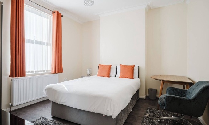 Clayton House | Spacious 6BD Retreat: Homely Comfort and Garden