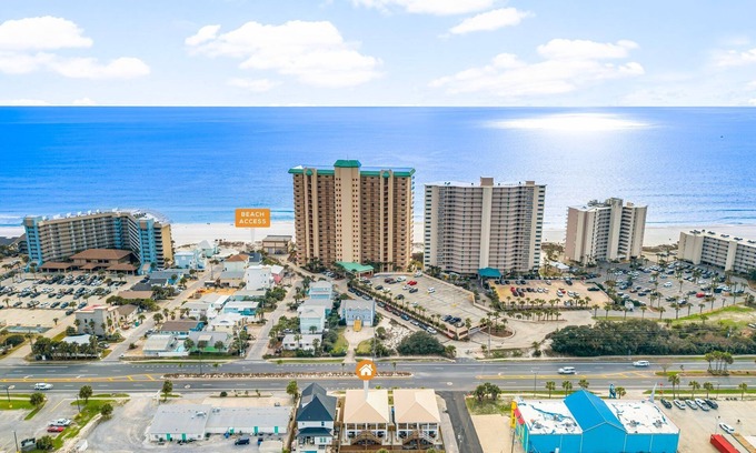 Holiday Beach House | Spacious 8-bedroom Retreat Prime Location Walk to Beach Sleeps 28