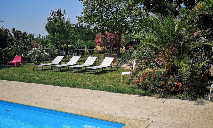 Caderousse House | spacious air-conditioned gite near ORANGE with swimming pool, jacuzzi and mature garden