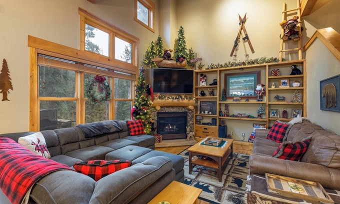 Keystone House | Spacious and Bright Keystone Townhome