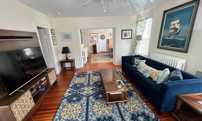 Off Broadway House | Spacious and comfy, walk to Broadway or downtown, 2 min to beach, parking