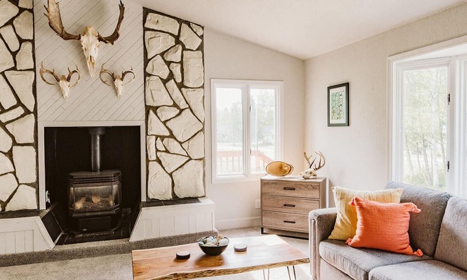 Palmer House | Spacious and Cozy Home in Palmer. Mountains Views - 1.5 mi from downtown Palmer