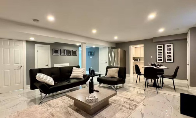 Erin Mills Apartment | Spacious and Luxurious 2BR Suite with Huge Windows