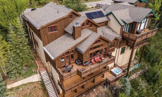 Eagle-Vail Cabin | Spacious and Luxurious Lodge with Mountain Views close to Beaver Creek and Vail.