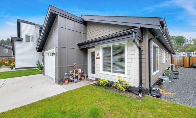 Saanichton House | Spacious and modern new construction with lots of room for the family.